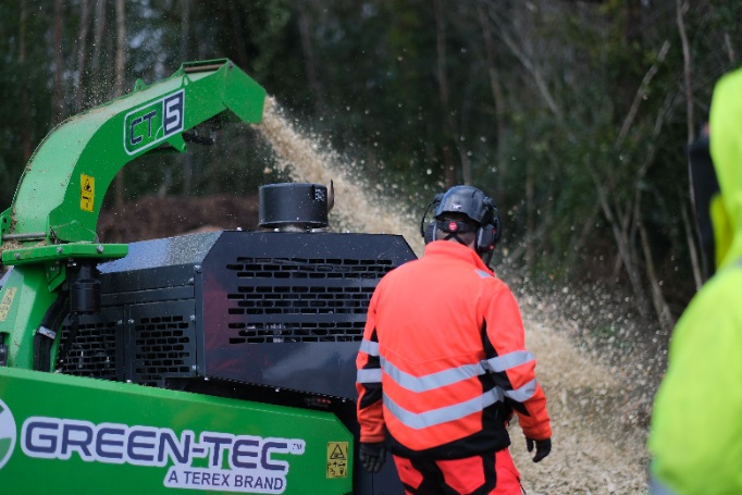 CT5 Tree Care Chipper ROW Wheeled Photo 1