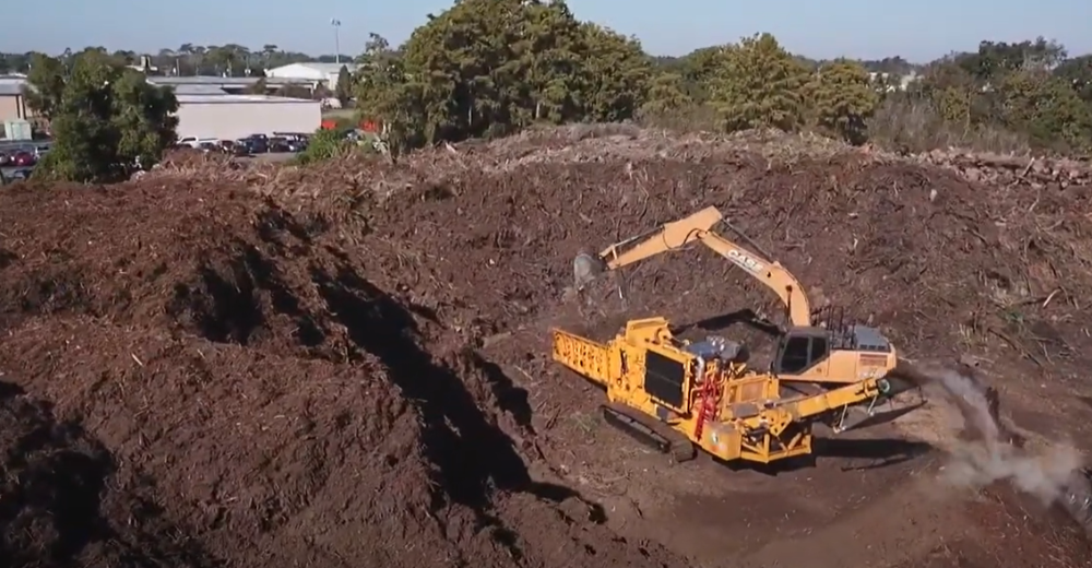 6800CT Horizontal Grinder Processing Compost