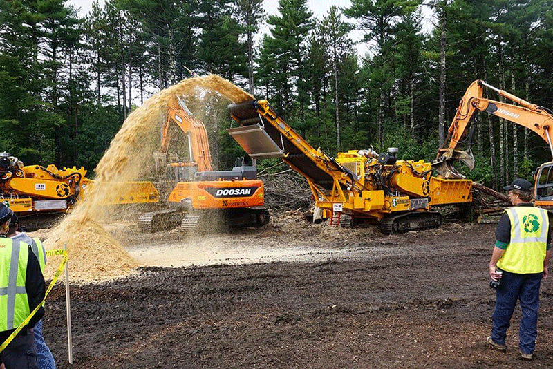 5800bt Horizontal Grinder working with Logs