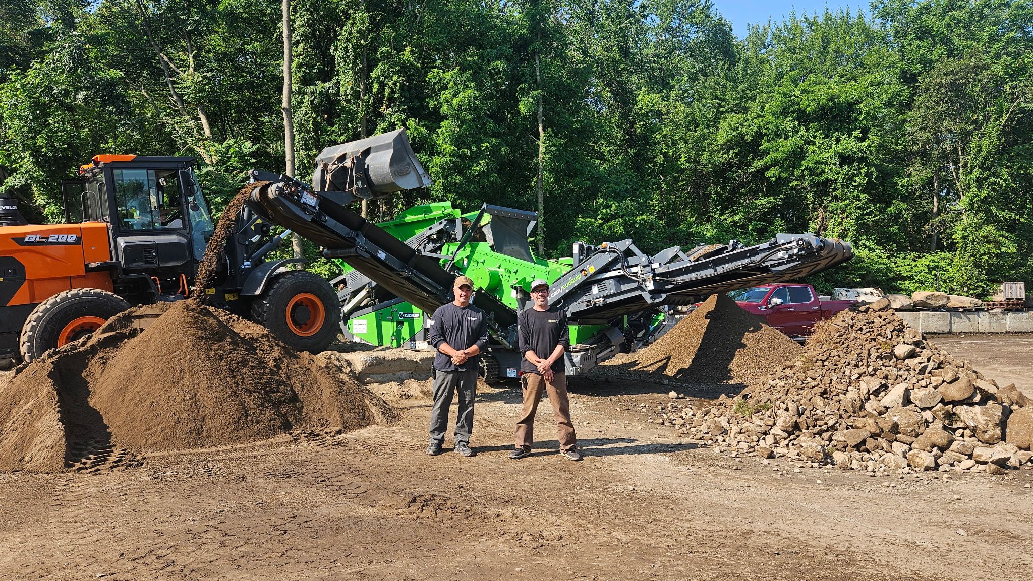 Mike and Marc from Granite Brook, pictured with their EvoQuip Colt 600 Scalping Screen Mike and Marc from Granite Brook, pictured with their EvoQuip Colt 600 Scalping Screen