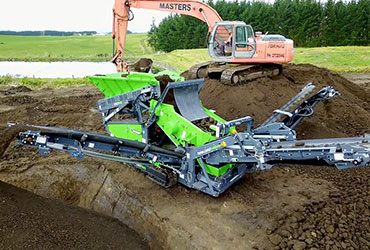 Colt 600 Screener being fed by an Excavator