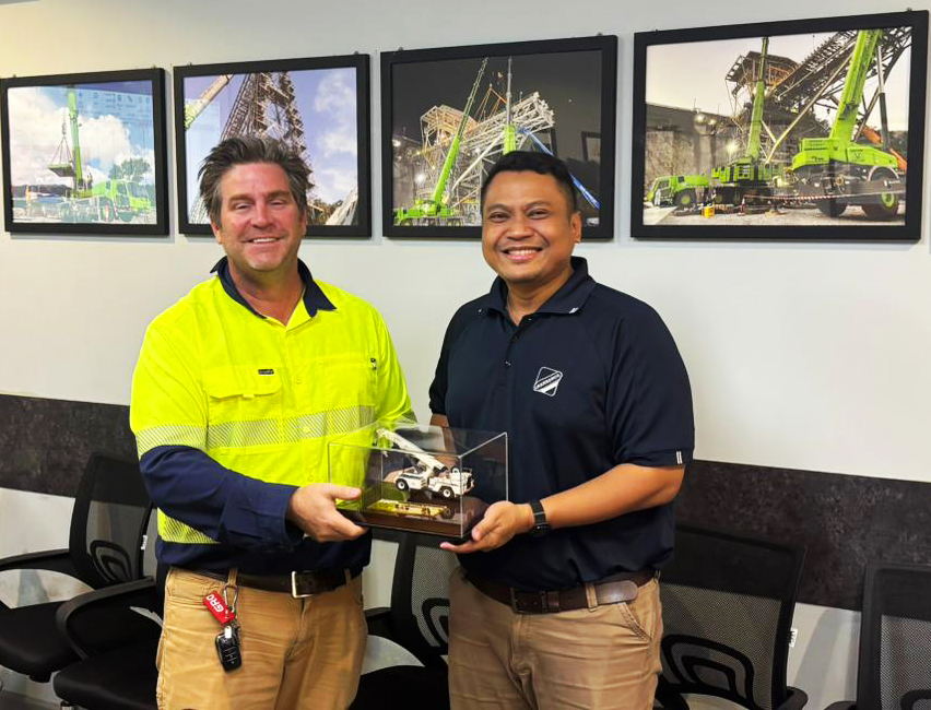 Model-Presentation Matt Peeler- President Director of PT Vector Utama Indonesia and Zaqi Azizi - Sales Manager at PT Berlian Cranserco Indonesia