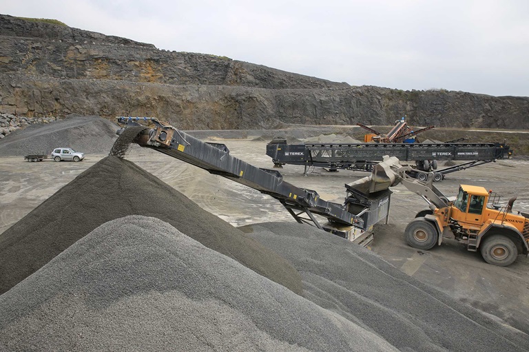 50ft High Level Feeder Being Loaded