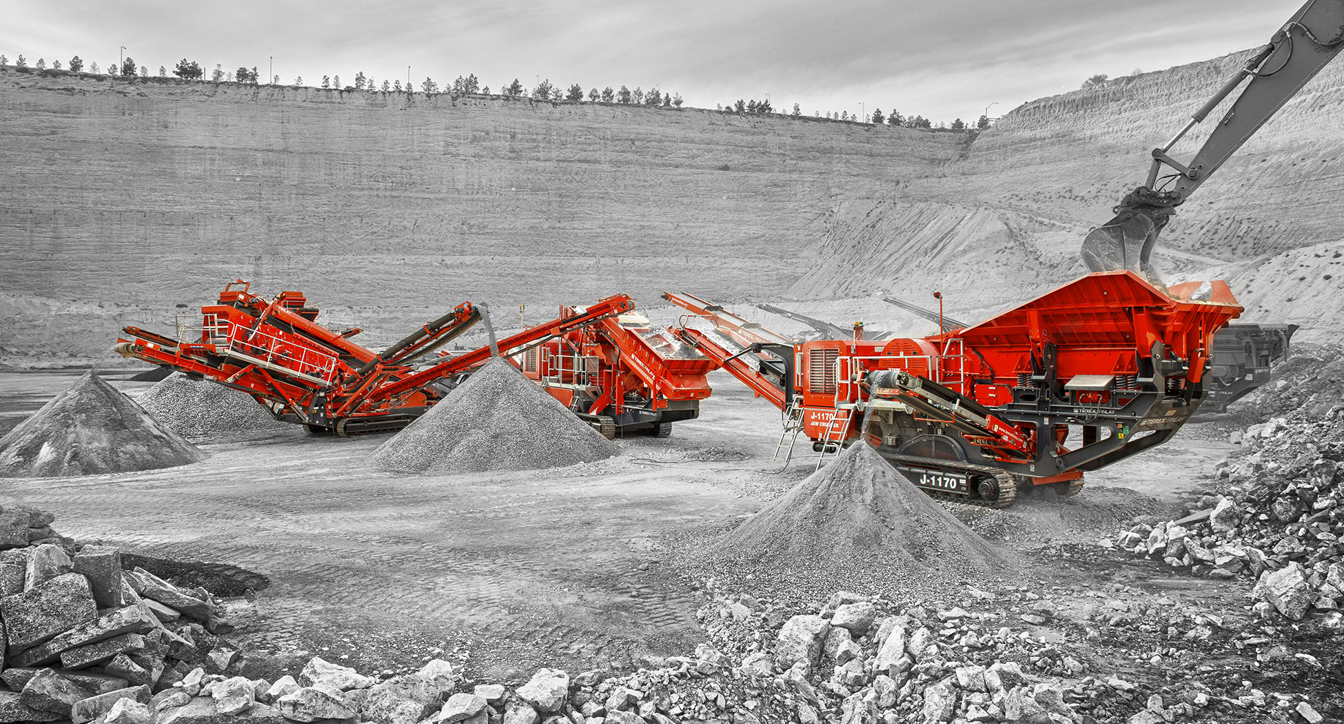 Primary Mobile Jaw Crusher Feeding a Screener