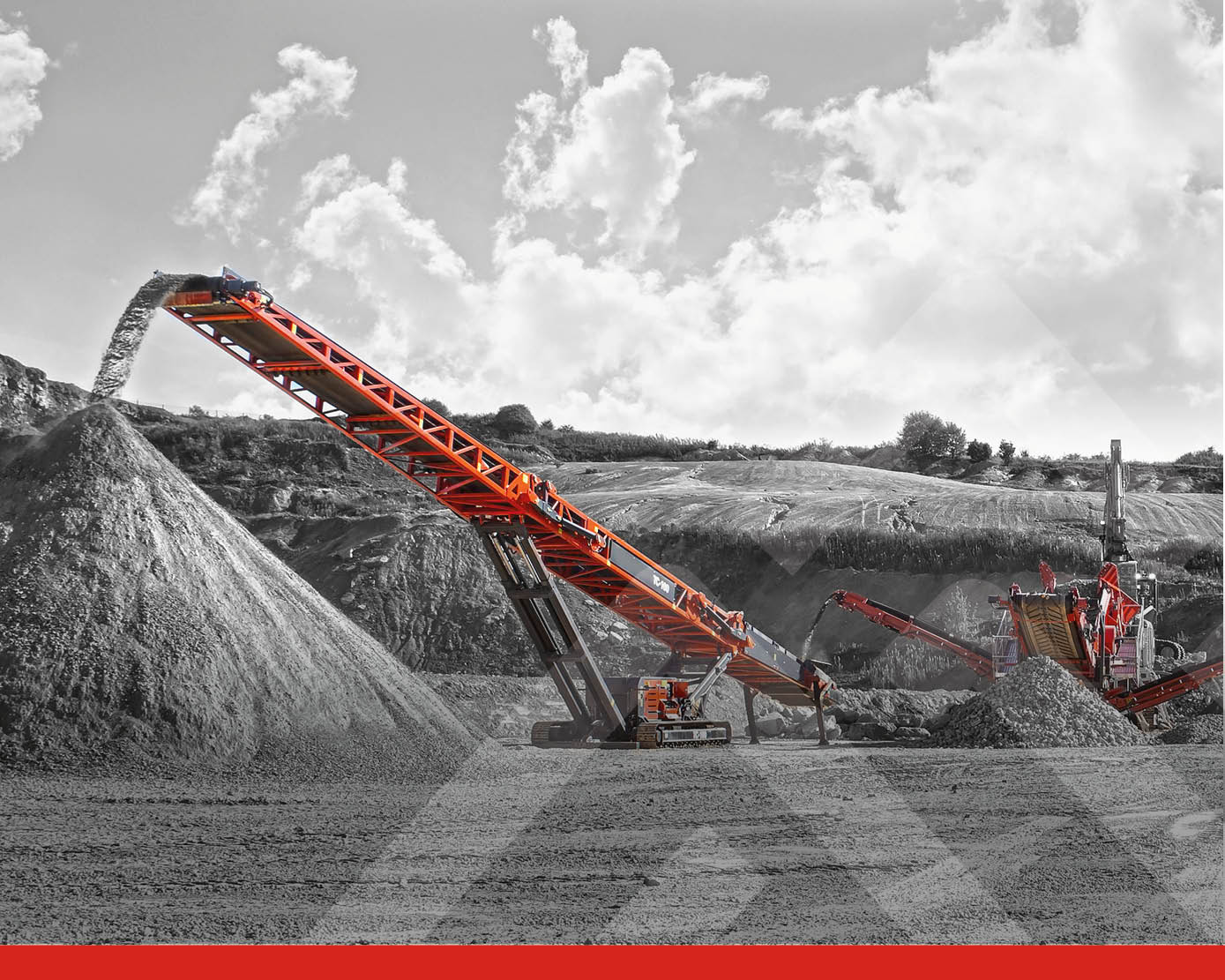 tc100-mobile-stacker-working-with-mobile-screen-in-quarry