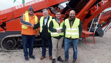 Mycsa Mulder and Terex staff infront of Screener