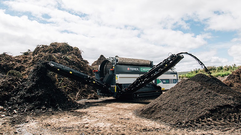 Ecotec TTS 518T Tracked Trommel Screen Creating Mulch