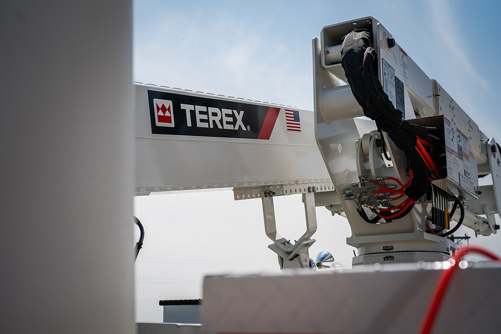 back of Terex boom and hydraulic hoses