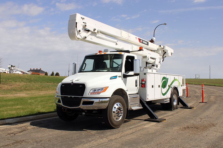 All-electric bucket truck