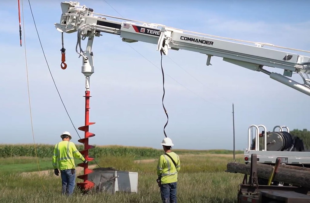 Linemen operating Terex digger derrick
