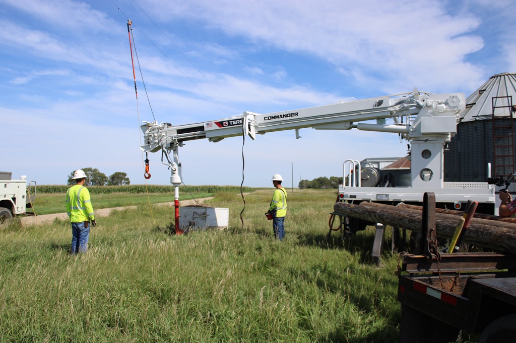 Lineworkers operating Terex digger derrick