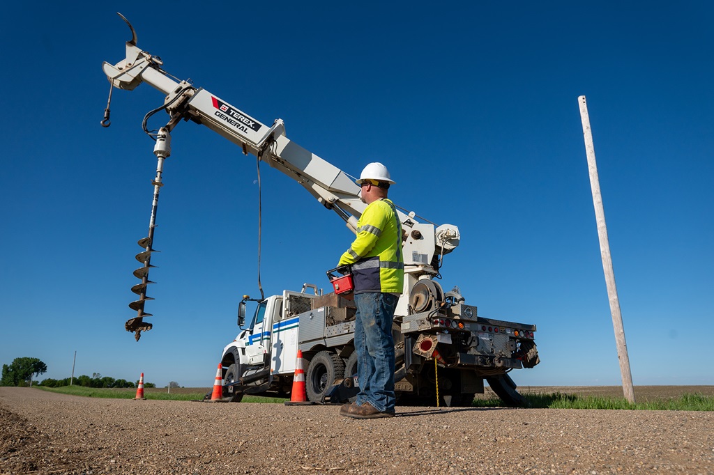 Lineworker operating a Terex digger derrick