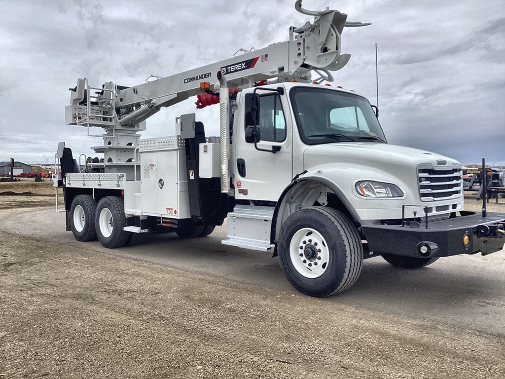 Terex Commander 5050 Digger Derrick parked in lot