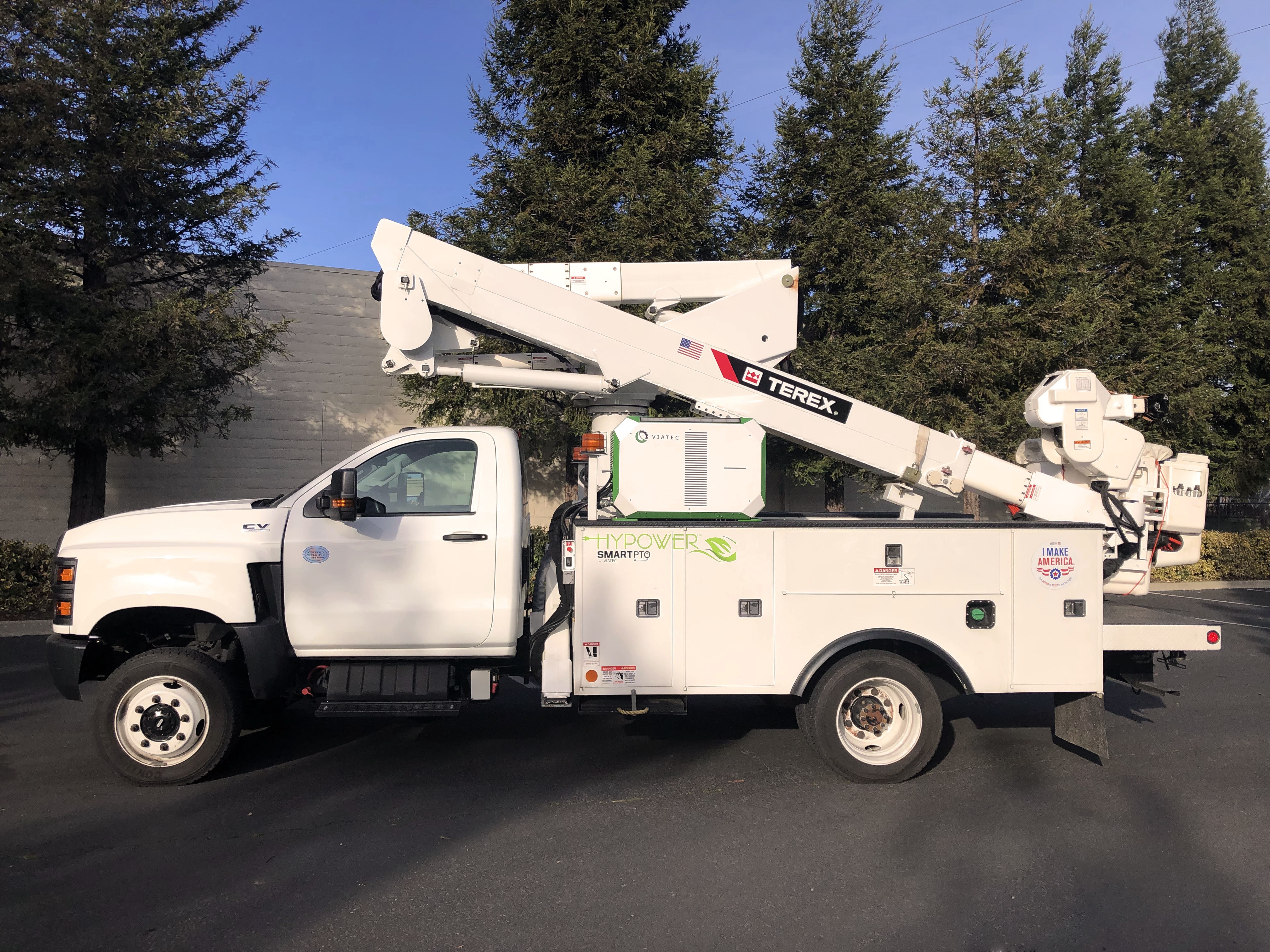 Terex offers SmartPTO on a variety of its Utilities products, which eliminates noise and carbon emissions, lowers operating costs, and extends the life of utility equipment by reducing engine operating hours.