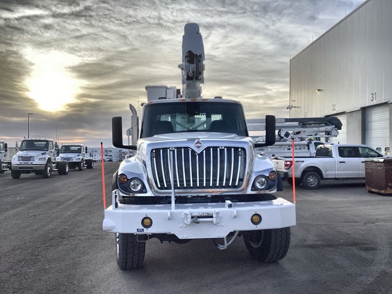 Terex HR46 bucket truck front view