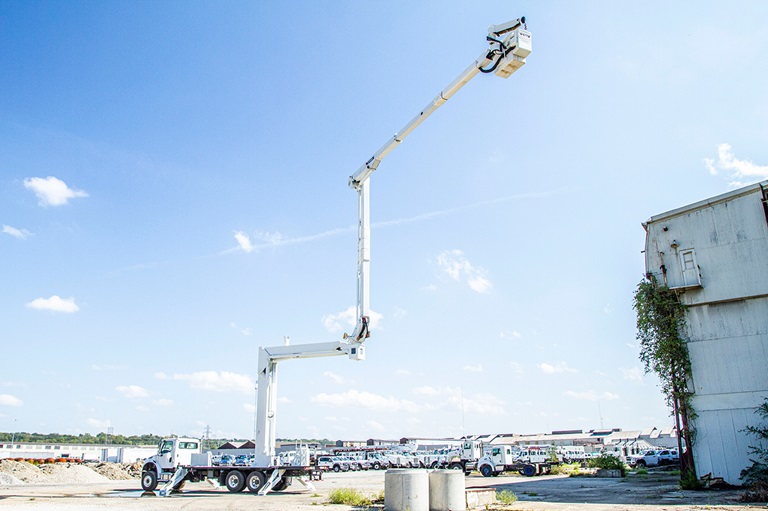 Terex TL80-112 transmission truck with boom extended