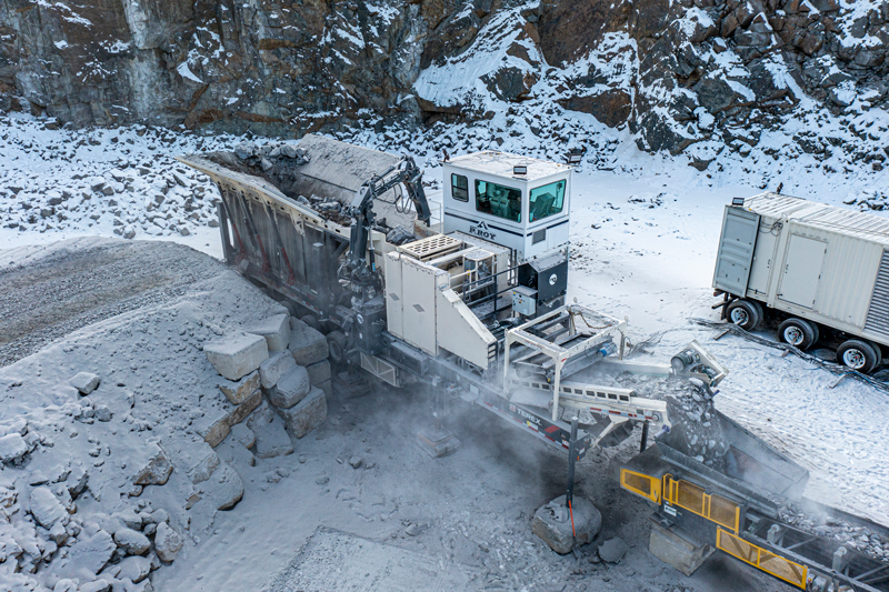 Cedarapids CRJ3255 Rock Crusher Working In A Quarry