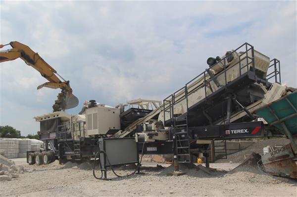 CRH1111R HSI portable plant working for Recon Aggregates in Ontario