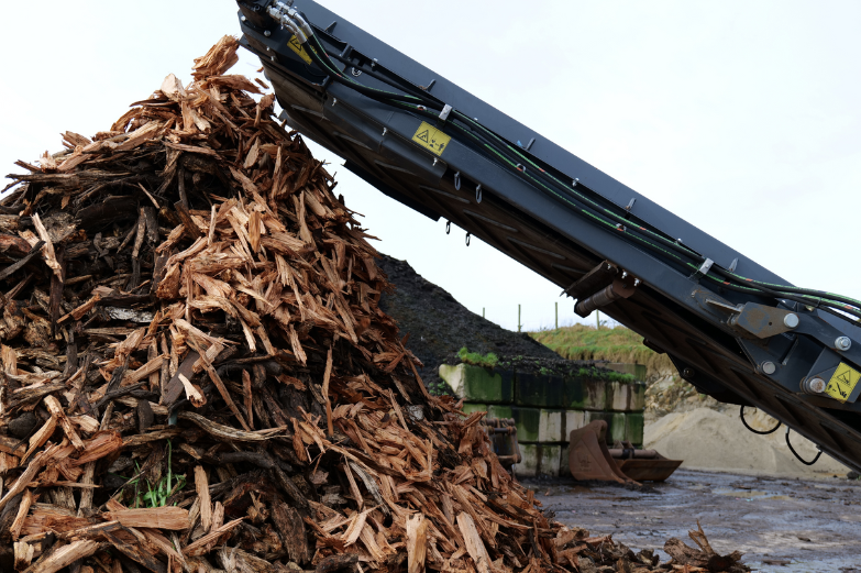 M518R Case Study - Processing Shredded Tree Stumps (2)
