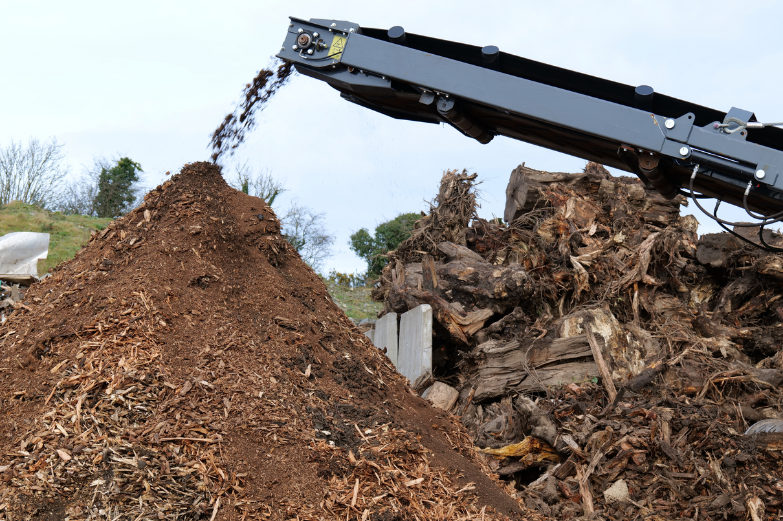 M518R Case Study - Processing Shredded Tree Stumps (5)