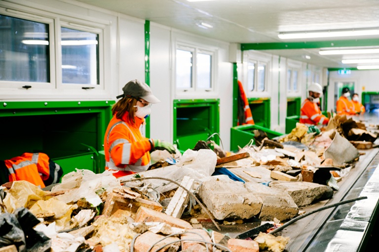 Operator-In-Picking-Station