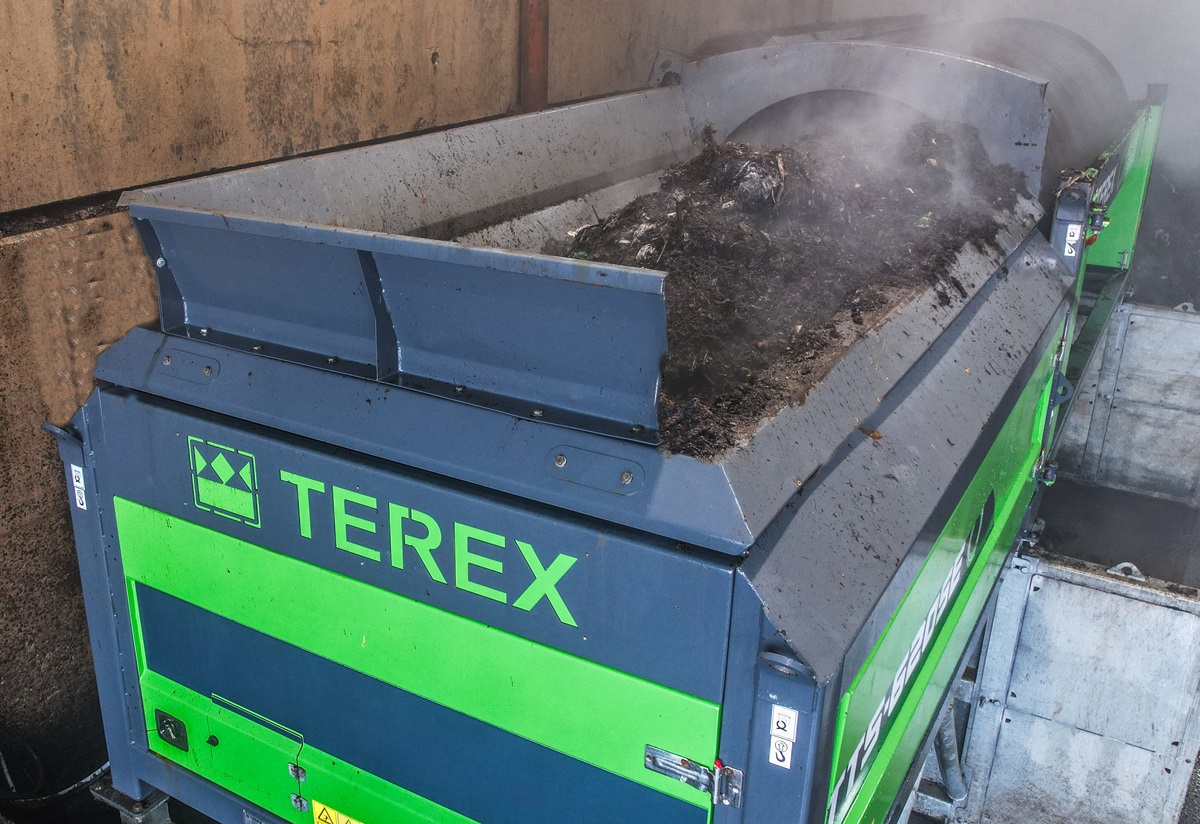 TTS-620SE-Electric-Trommel-Full-Hopper