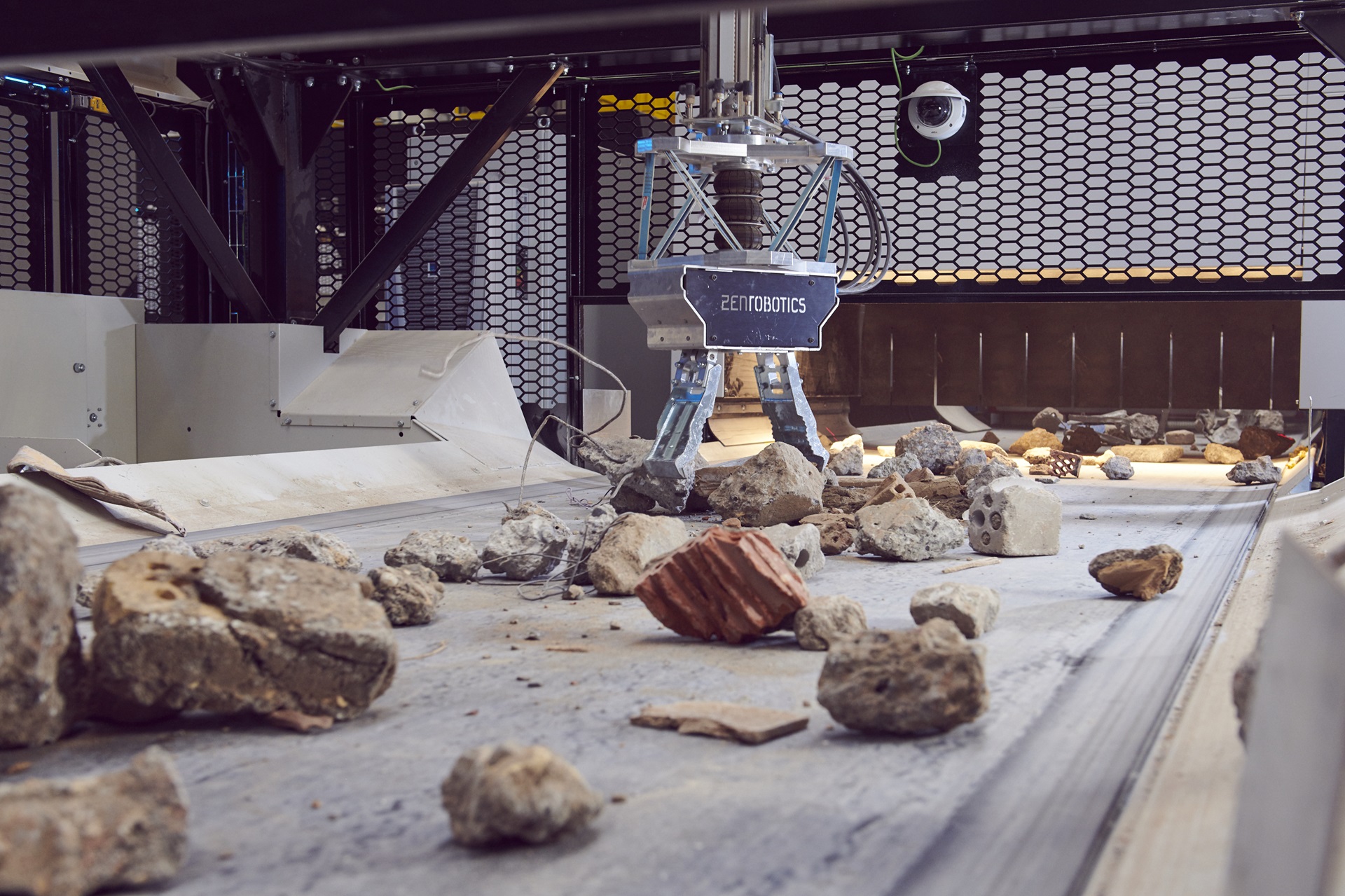 Heavy Picker Robot Sorting Mixed Inert